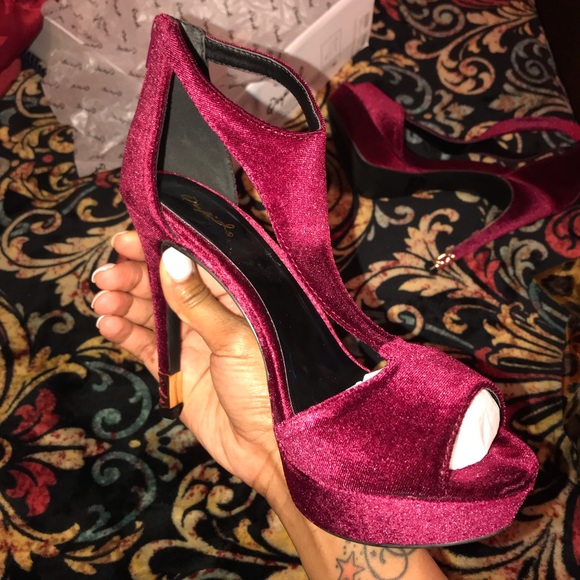 Velvet dress, fur choker/ and fur clutch to match - Picture 4 of 7